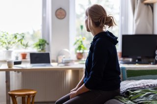 Pour l'OMS, il y a "une urgence à répondre" au problème de la solitude. Davantage de liens sociaux sont positifs pour la santé (image d'illustration). KEYSTONE/DPA/MICHAEL MATTHEY